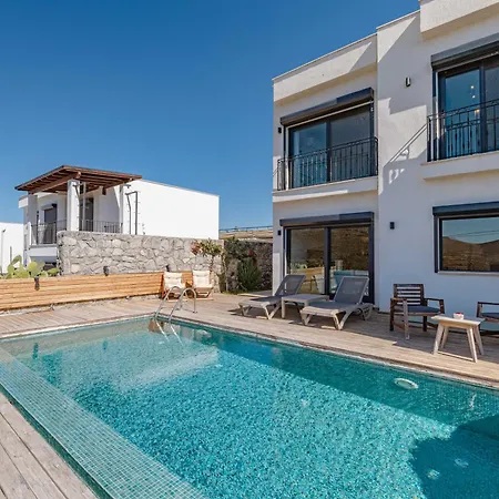 Elegant Private Pool & Stunning Views فيلة