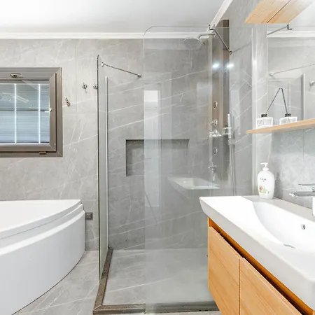 Elegant Private Pool & Stunning Views فيلة