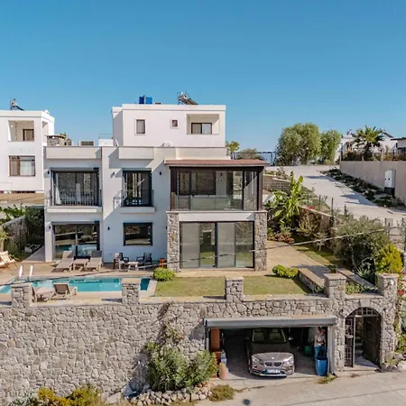 Elegant Private Pool & Stunning Views *