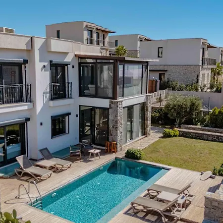 Elegant Private Pool & Stunning Views فيلة