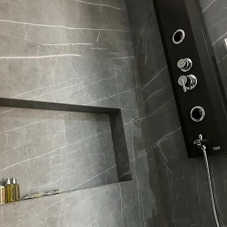 Elegant Private Pool & Stunning Views וילה