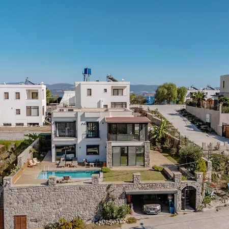 Elegant Private Pool & Stunning Views