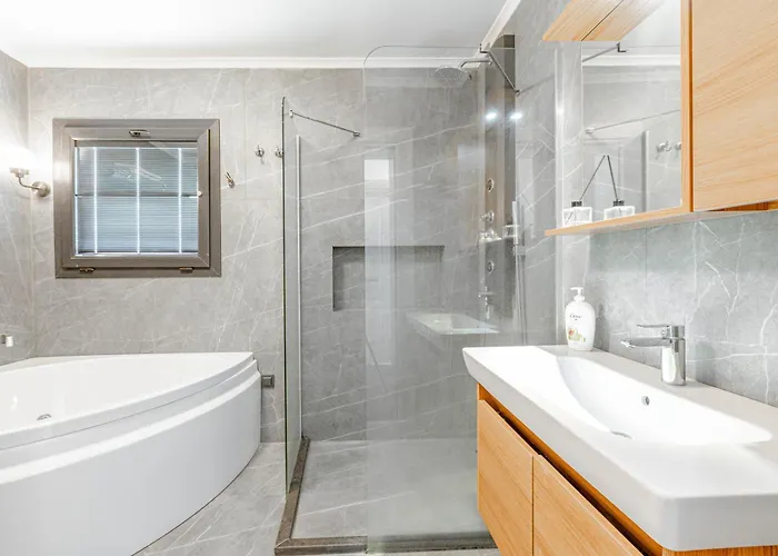 Elegant Private Pool & Stunning Views فيلة