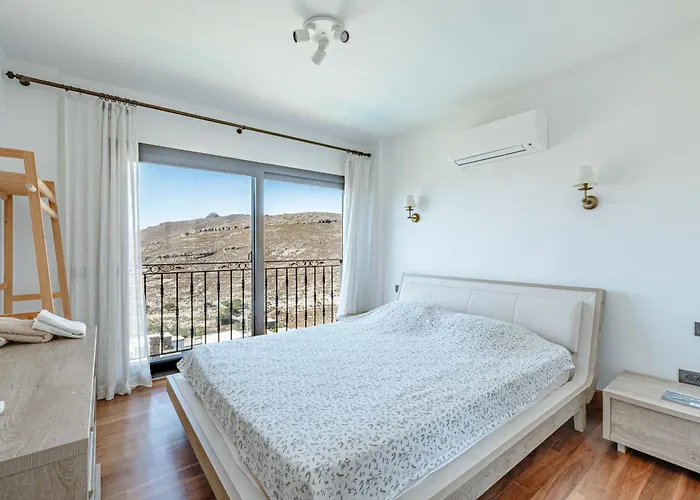 Elegant Private Pool & Stunning Views بودروم