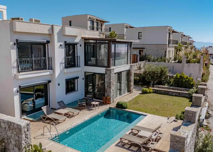 Elegant Private Pool & Stunning Views فيلة