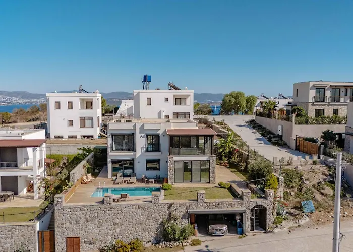 Elegant Private Pool & Stunning Views